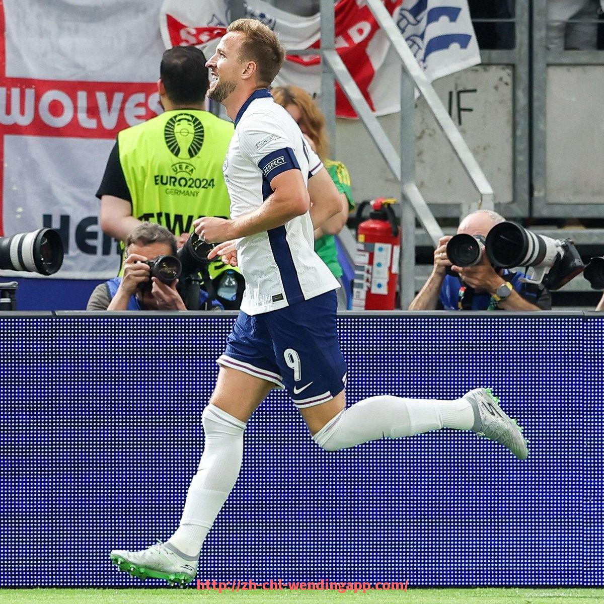 问鼎娱乐官网-2023年季后赛中快船队角色球员表现左右整体战局